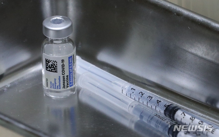  지난달 19일 오전 서울 동작구 노량진수산시장 대회의실에 마련된 찾아가는 코로나19 백신 접종 센터에 얀센 백신과 주사기가 놓여있다.