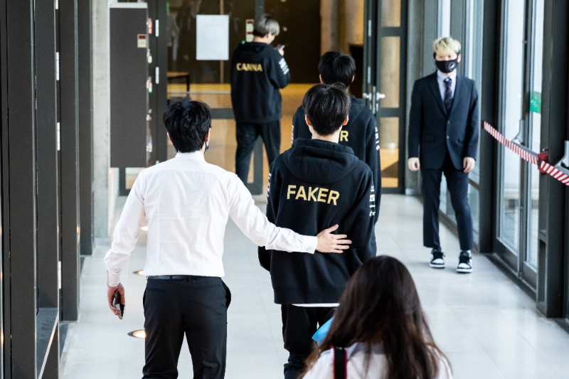 김정균 감독(왼쪽)과 '페이커' 이상혁(사진=LoL e스포츠 공식 SNS 발췌).