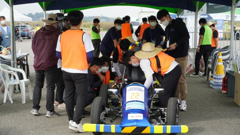 2021 국제 대학생 창작자동차 경진대회 전기차 부문 참가자들이 경기 시작 전 참가팀이 자신들의 자동차 검차를 진행하고 있다. 사진=한국교통안전공단