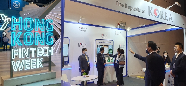 지난 3일 홍콩 완차이섬에 위치한 홍콩 컨벤션 센터에서 개최된 ‘제6회 홍콩 핀테크 위크’에서 한국관 신한은행 부스를 찾은 방문자에게 신한은행 관계자가 설명해주는 모습. / 사진 = 신한은행 제공