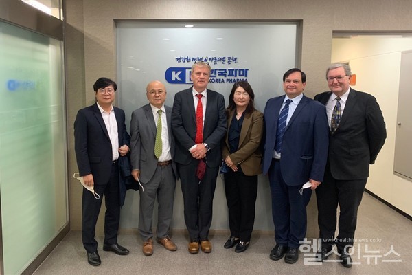한국파마를방문한RDP파마관계자및강세찬제넨셀기술경영위원장(사진맨왼쪽)과박은희한국파마대표(왼쪽4번째).