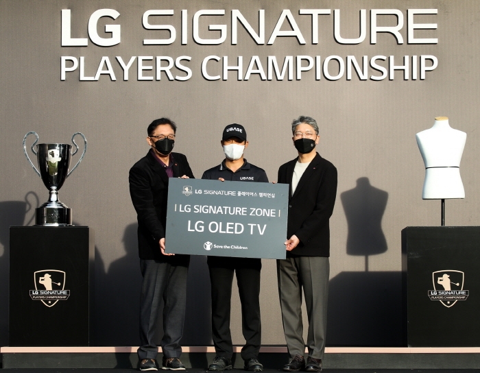 LG 시그니처 존에 티샷을 안착한 선수들의 이름으로 세이브더칠드런에 LG 올레드 TV가 기부됐다. (왼쪽부터) 세이브더칠드런 정태영 총장, 박은신 선수, LG전자 한국영업본부 이상규 사장