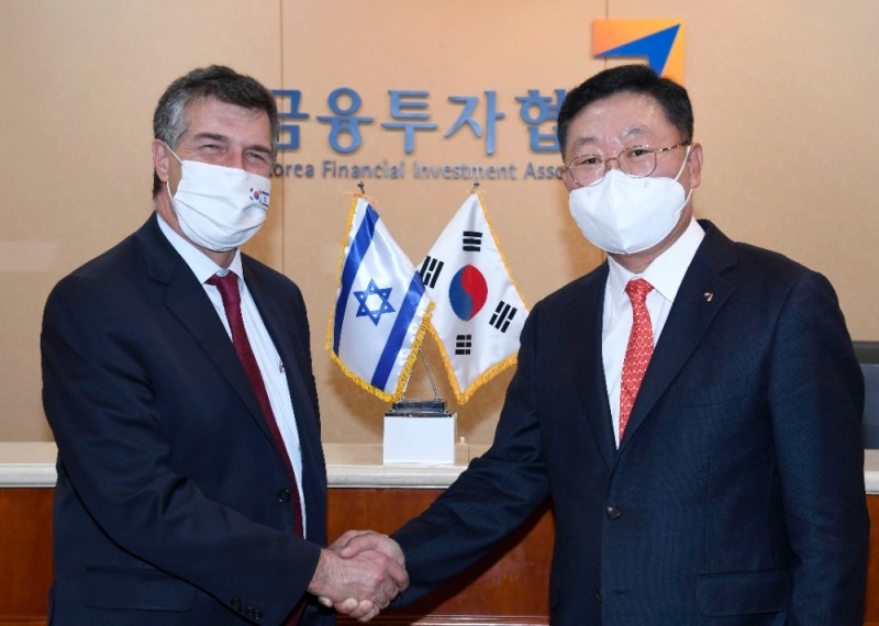 (왼쪽부터) 아키바 토르(Akiva Tor) 주한 이스라엘 대사, 나재철 금융투자협회장. 사진=금융투자협회