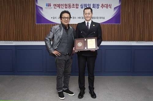 사진=배우 윤철형-스페이스그룹 심원일 회장 모습