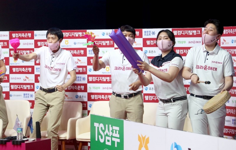 블루원 연승을 막은 크라운 선수들(사진=PBA)