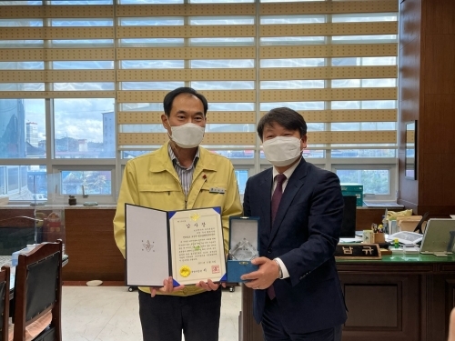 선남규 벌교읍장 등이 6·25전사자 유가족 찾기 지원 우수기관 선정 기념촬영을 하고 있다/사진=보성군청