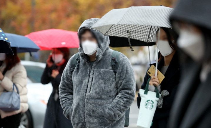 초겨울 추위를 보이는 지난 9일 오전 서울 종로구 광화문 네거리에서 시민들이 따뜻한 옷을 입고 있다.