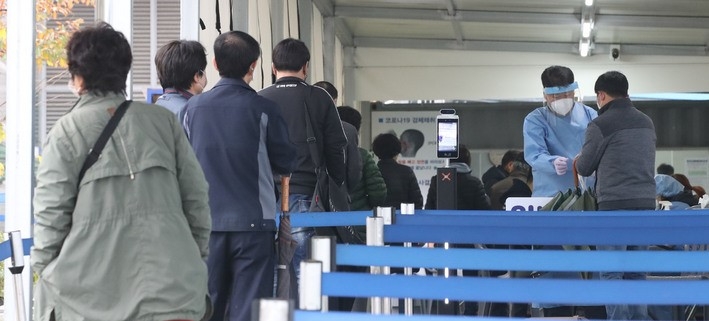 코로나19 신규확진자 수가 1715명으로 집계된 9일 오전 서울 동대문구 청량리역 광장 임시선별검사소에서 시민들이 검사를 받기 위해 대기하고 있다.