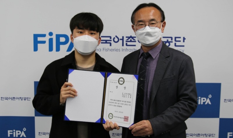 '리 브라더스의 이주현' 씨(좌측)과 박경철 한국어촌어항공단 이사장(우측) 기념 촬영. 사진=한국어촌어항공단