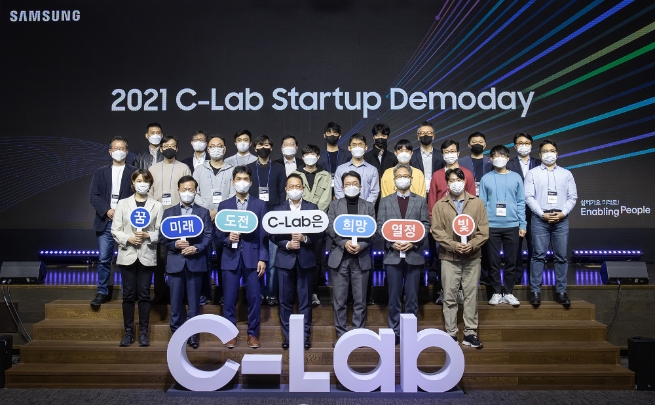 (첫번째줄 왼쪽 두번째부터) 대구창조경제혁신센터 이재일 센터장, 삼성전자 삼성리서치 승현준 소장(사장), 삼성전자 경영지원실장 최윤호 사장, 코리아스타트업포럼 최성진 대표, 경북창조경제혁신센터 이경식 센터장/사진 제공 = 삼성전자