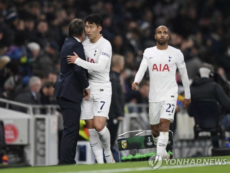 콘테 감독과 손흥민이 포옹하고 있다.