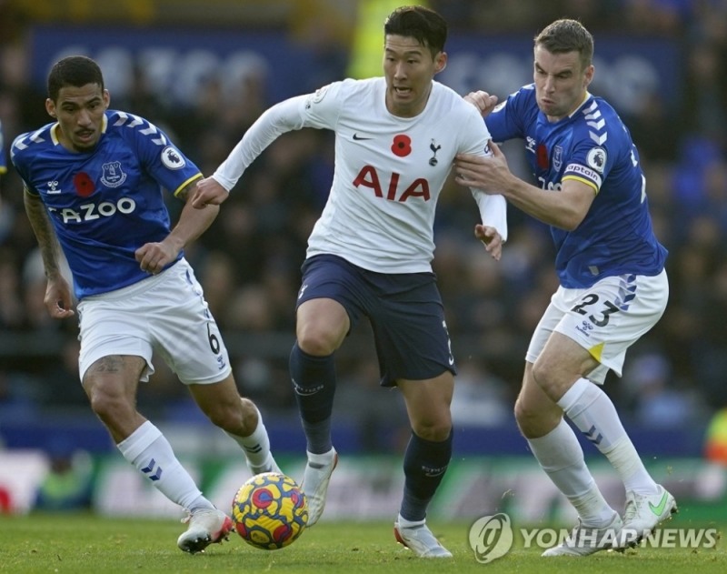 손흥민이 애버튼 선수들 사이에서 공을 몰고 있다.