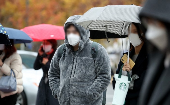 초겨울 추위를 보이는 지난 9일 오전 서울 종로구 광화문 네거리에서 시민들이 따뜻한 옷을 입고 있다.