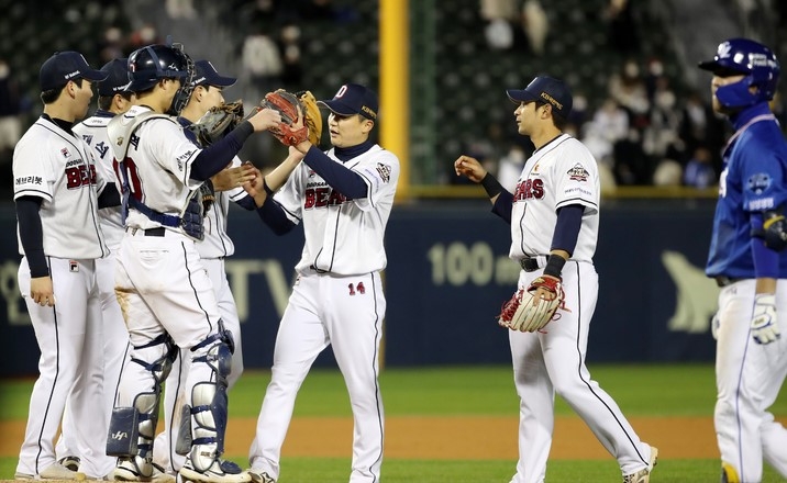 10일 오후 서울 송파구 잠실야구장에서 열린 2021 KBO 포스트시즌 플레이오프 삼성 라이온즈와 두산 베어스의 2차전 경기, 두산 선수들이 삼성에 11-3으로 승리를 거두며 한국시리즈 진출을 확정 지은 뒤 기쁨을 나누고 있다.