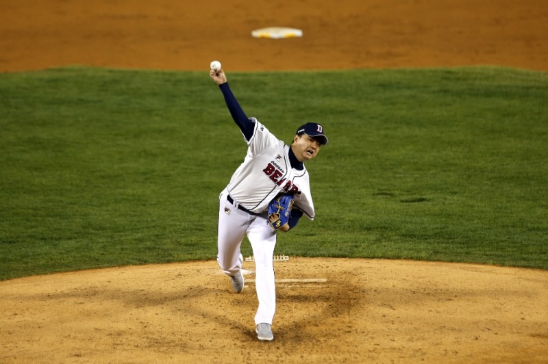 외국인투수 듀오가 빠진 공백을 이영하가 포스트시즌 7경기 가운데 5경기에 불펜으로 나서 3승을 거두는 발군의 활약으로 '미러클 두산'의 한 축을 담당했다.