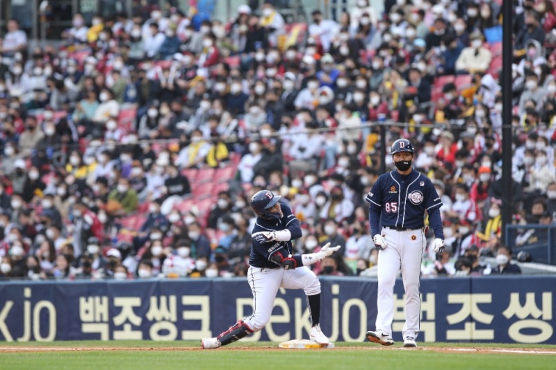 정수빈과 테이블세터를 이룬 페르난데스는 좌우를 가리지 않는 안타를 때려내며 올시즌 포스트시즌 최고의 타자로 거듭 태어났다.