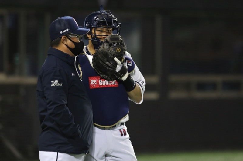 두산의 안방 마님 박세혁은 타선뿐만 아니라 투수리드에서 뛰어난 활약으로 팀에 활력을 불어 넣고 있다. 박세혁이 김태형 감독으로부터 작전 지시를 받고 있다.