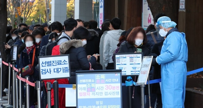 11일 오전 서울 송파구보건소 선별진료소에서 시민들이 코로나19 검사를 받기 위해 줄을 서 있다.