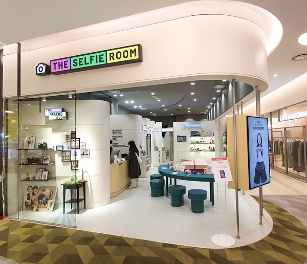 롯데몰 수지점에 오픈한 셀프 포토스튜디오 ‘더셀피룸’ 2호점 / 사진 제공 : 한국후지필름