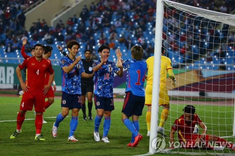 이토 준야(오른쪽)의 골에 기뻐하는 일본 선수들[EPA=연합뉴스]