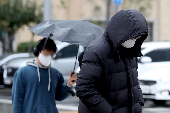 초겨울 추위를 보이는 지난 9일 오전 서울 종로구 광화문 네거리에서 시민들이 따뜻한 옷을 입고 있다.