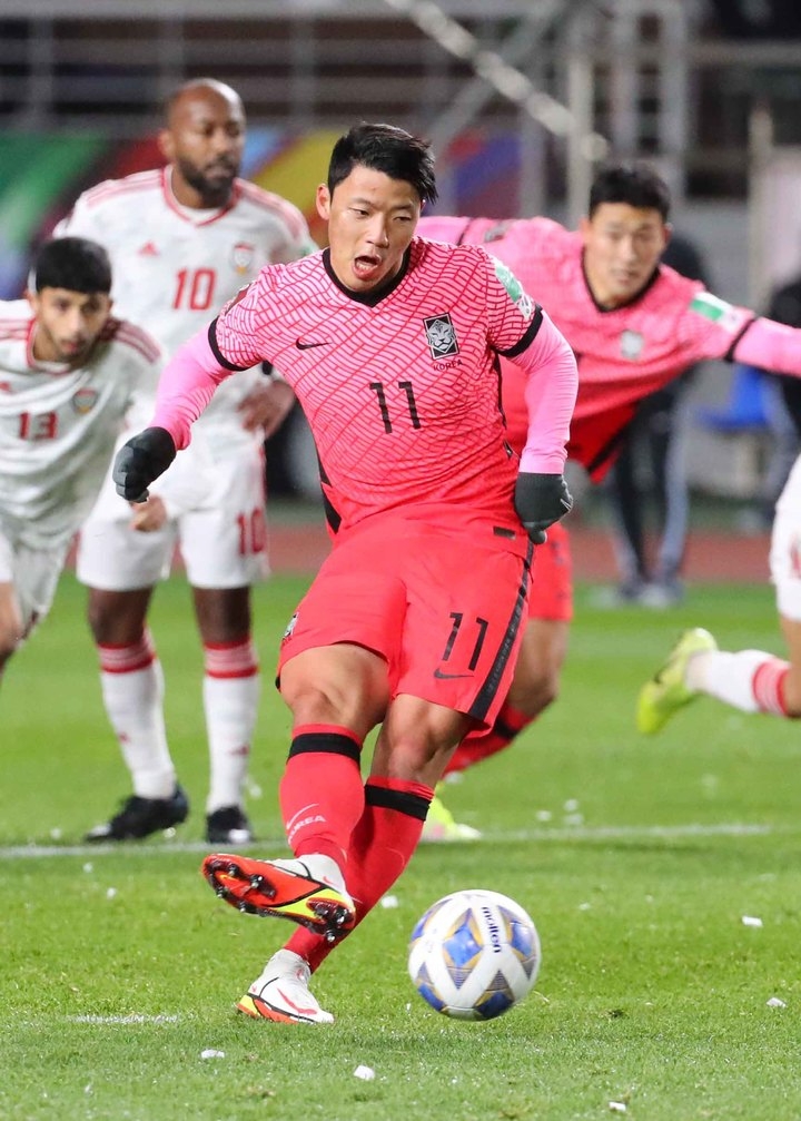 11일 오후 경기 고양시 고양종합운동장에서 열린 2022 FIFA 카타르 월드컵 아시아 지역 최종예선 대한민국과 UAE의 경기, 전반전 황희찬이 페널티킥을 차고 있다.