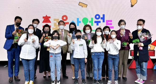 '초록우산 어워드' 시상식이 끝난 뒤 초록우산어린이재단 이제훈 회장(왼쪽 4번째)과 풀무원재단 윤민호 사무국장(맨 왼쪽)을 비롯한 수상자들, 어린이들이 모두 함께 기념 촬영을 하고 있다. (뒷줄) 풀무원재단 윤민호 사무국장-전용기 국회의원-오은영 박사-초록우산어린이재단 이제훈 회장-신현영 국회의원-양이원영 국회의원-황보승희국회의원-국제아동인권센터 이양희 이사장-채널A 김승훈PD 순./사진 제공 = 풀무원