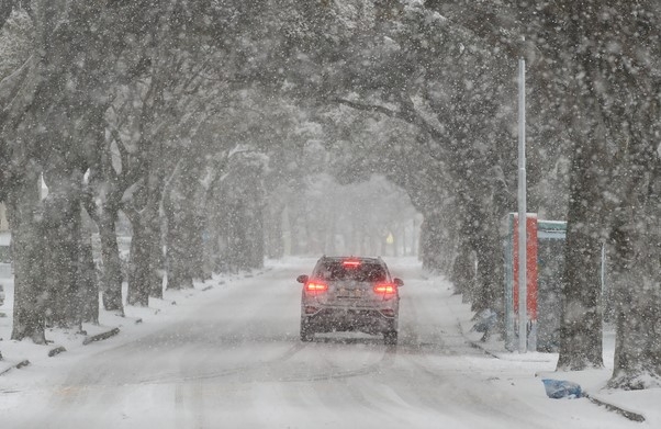 세밑 한파가 기승을 부리고 있는 지난해 12월31일 오전 제주시 오라2동 인근 거리에서 차량 한대가 빙판길이 된 도로 위를 조심스럽게 통과하고 있다.