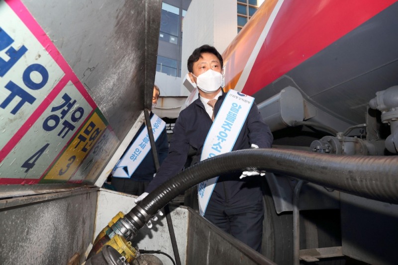 박기영 산업통상자원부 제2차관이 정부 유류세 인하 시행 첫날인 11일 오전 서울 금천구 알뜰명보주유소를 방문해 유류세 인하에 따른 석유시장 현황을 점검하고 있다. (사진=산업통상자원부 제공)