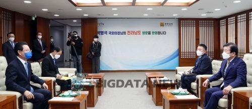 김영록 전남지사가 12일 도청을 방문한 박병섭 국회의장과 환담을 하고 있다. 왼쪽부터 김영록 전남지사 박병섭 국회의장/사진=전남도청