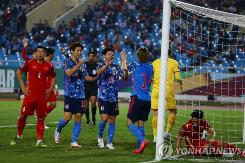 일본 선수들이 베트남전에서 득점한 후 기뻐하고 있다. 
