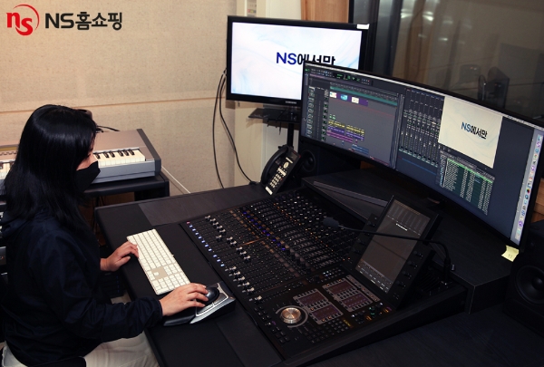 NS홈쇼핑이 홈쇼핑 업계 최초로 AI(인공지능) 성우를 도입했다. 사진은 AI성우 오디오 콘텐츠를 믹싱하는 모습. / 사진 = NS홈쇼핑 제공