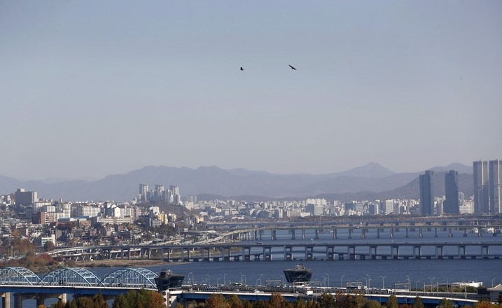 맑은 날씨를 보인 지난 12일 서울 동작구 국립서울현충원에서 바라본 서울 도심 하늘이 파랗다.