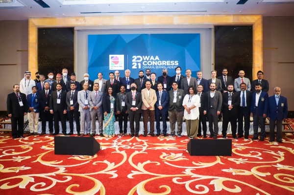 정의선 현대자동차그룹 회장(대한양궁협회 회장)이 12일 방글라데시 다카에서 열린 아시아양궁연맹(World Archery Asia; WAA) 총회에서 아시아양궁연맹 회장으로 다섯번 연속 선임됐다. 5연속으로 회장에 오른 것은 아시아양궁연맹 역사상 처음이다. 사진은 정의선 회장이 아시아양궁연맹 총회에 참석한 아시아 각 국의 양궁협회 관계자들과 기념촬영하고 있는 모습. / 사진 = 현대자동차그룹 제공