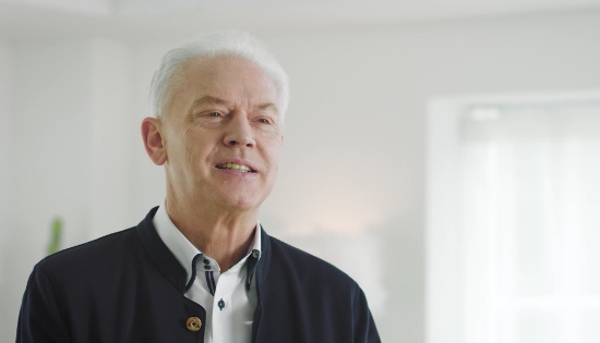 현대자동차그룹이 소프트웨어와 인공지능 분야까지 확장된 모빌리티 기업으로서의 다양한 연구성과를 개발자들과 공유하고 소프트웨어 분야 등 우수 인재 유치를 위해 마련한 『2021 HMG 개발자 컨퍼런스(HMG Developer Conference)』를 성황리에 마쳤다고 밝혔다. 현대차그룹 '2021 HMG 개발자 컨퍼런스' 성료_연구개발본부장 알버트 비어만 사장. / 사진 = 현대차그룹 제공