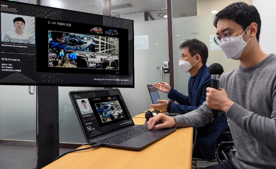 현대차그룹 '2021 HMG 개발자 컨퍼런스'에서 실시간 질의응답 중인 개발자 모습