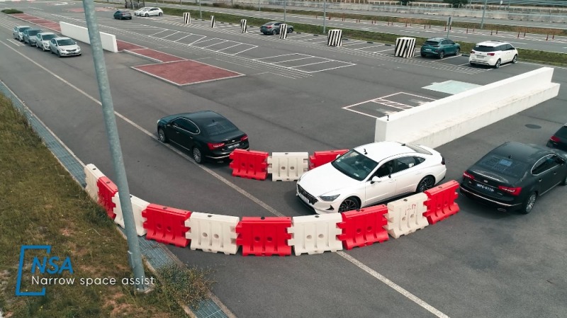 현대모비스는 도심형 자율주행 신기술인 차세대 주차제어시스템(MPS)을 세계 최초로 개발했다. 협로주행, 후방자율주행, 원격 자동주차 등이 가능한 기술이다. 현대모비스 서산 주행시험장에서 연구원들이 관련 기술이 장착된 차량을 시험하고 있는 모습. / 사진 제공 = 현대모비스