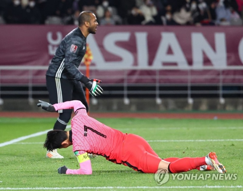 손흥민이 UAE전에서 헤딩슛이 골대를 벗어나자 땅을 치며 아쉬워하고 있다.