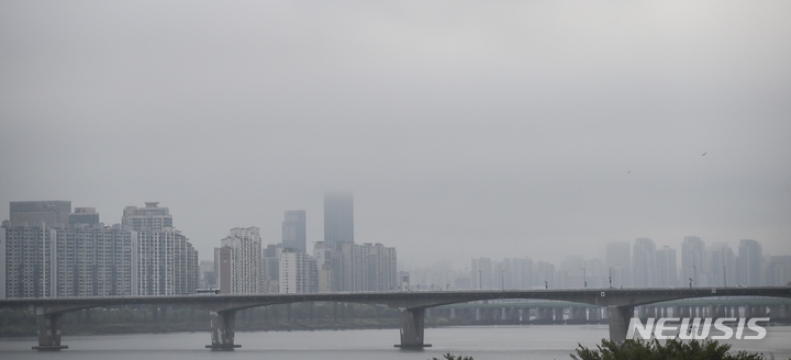 지난 9월30일 오전 서울 영등포구 마포대교에서 바라본 서울도심에 안개가 끼어있다.