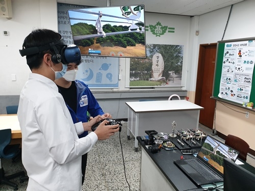 사진=시설물 점검 VR 드론 교육훈련시뮬레이터인 ‘Real Sky’를 직접 체험해보고 있다.