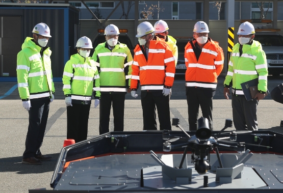 김진숙 한국도로공사 사장(왼쪽 두 번째)이 동계 제설장비 시연을 보고 있다. 사진 /= 한국도로공사 제공