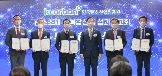 (왼쪽부터) 양희준 부코컴퍼니 대표, 황정모 효성첨단소재 대표, 신원식 전라북도 정무부지사, 박진규 산업통상자원부 1차관, 박종수 한국탄소나노산업협회장(국도화학 부회장), 방윤혁 탄소산업진흥원장/사진 제공= 효성첨단소재