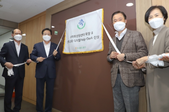 이재식 농협 상호금융대표이사(왼쪽 두번째)와 조현선 농협파트너스 대표이사(세번째)/사진 제공 = 농협상호금융