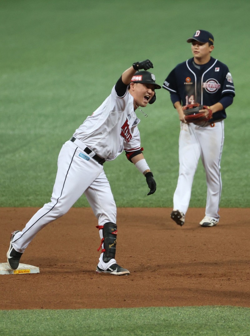 쐐기 2루타를 날린 뒤 포효하고 있는 장성우