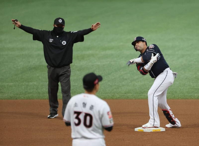 두산은 페르난데스가 3안타를 날렸으나 전체적으로 힘이 빠지는 모습이었다.