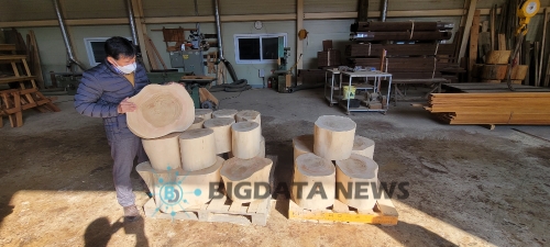 위생도마로 쓰여지는 벌채목을 다듬고 있는 모습/사진=영광군청