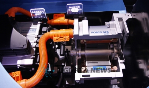 수소전기차 모형에 설치된 구동모터/사진=광양제철소