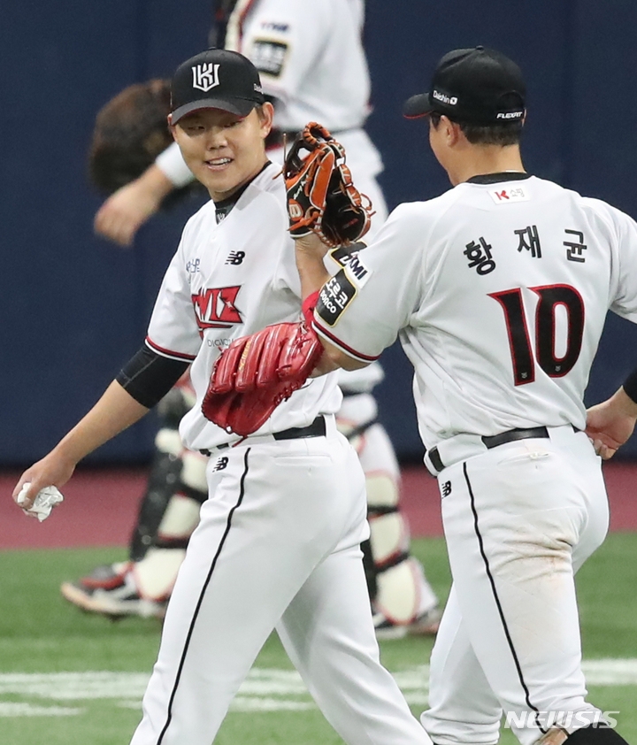15일 오후 서울 구로구 고척스카이돔에서 열린 2021 프로야구 KBO리그 한국시리즈 2차전, KT위즈와 두산베어스의 경기, KT 선발투수 소형준이 4회초를 무실점으로 마무리 한 뒤 더그아웃으로 향하며 이날 솔로홈런을 날린 황재균과 글러브를 맞대고 있다.
