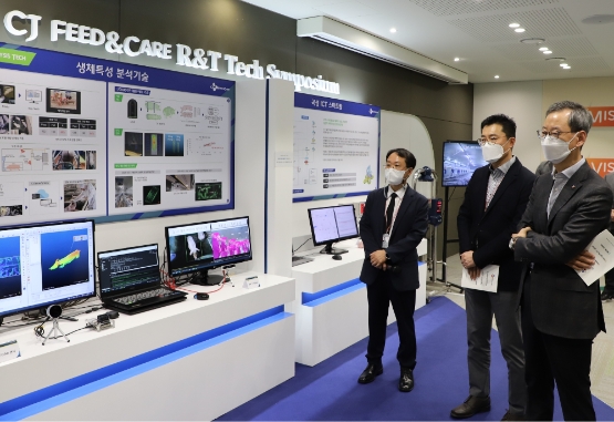 최은석 CJ제일제당 대표(오른쪽)와 김선강 CJ Feed&Care 대표(가운데), 이오형 CJ Feed&Care R&T담당(왼쪽)이 연구원/사진 제공 = CJ제일제당