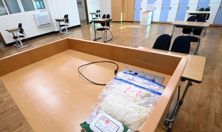 지난 15일 서울 서대문구 한성과학고에 마련된 2022학년도 대학수학능력시험 제12시험지구 별도 시험장. 손 소독 티슈와 장갑이 비치돼 있다. (공동취재사진)